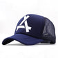 Casquette noire avec détails de finition sur les coutures