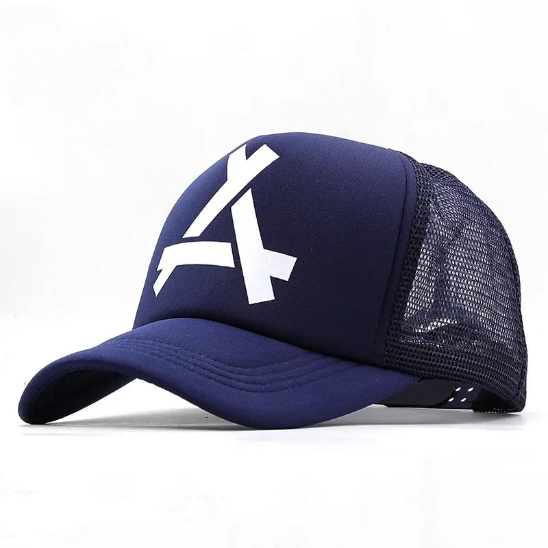 Casquette noire avec détails de finition sur les coutures