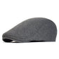 Béret gris sur une table, lumière naturelle douce