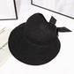 Chapeau plié à côté d'accessoires de voyage