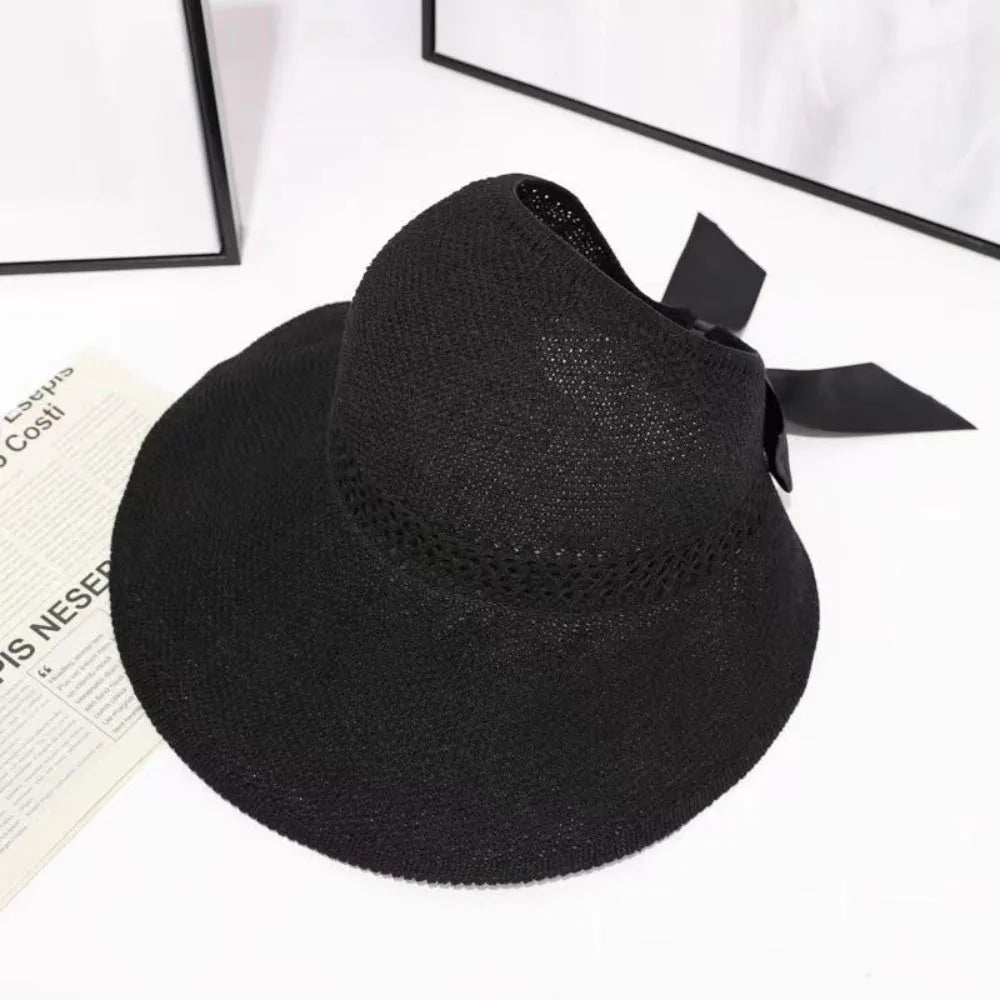 Chapeau plié à côté d'accessoires de voyage