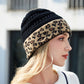 Bonnet léopard en maille épaisse sur fond blanc