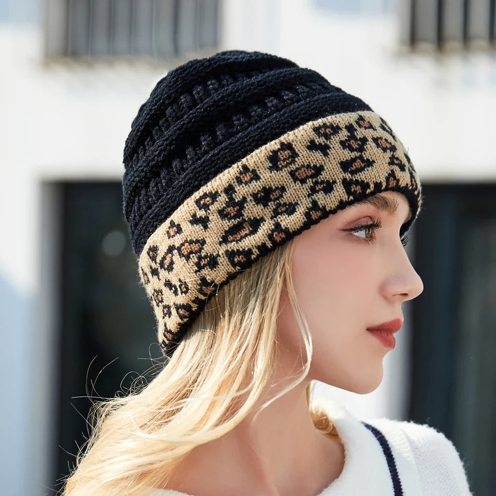 Bonnet léopard en maille épaisse sur fond blanc