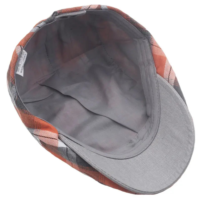 Vue de dessus d'un béret à motif tartan multicolore