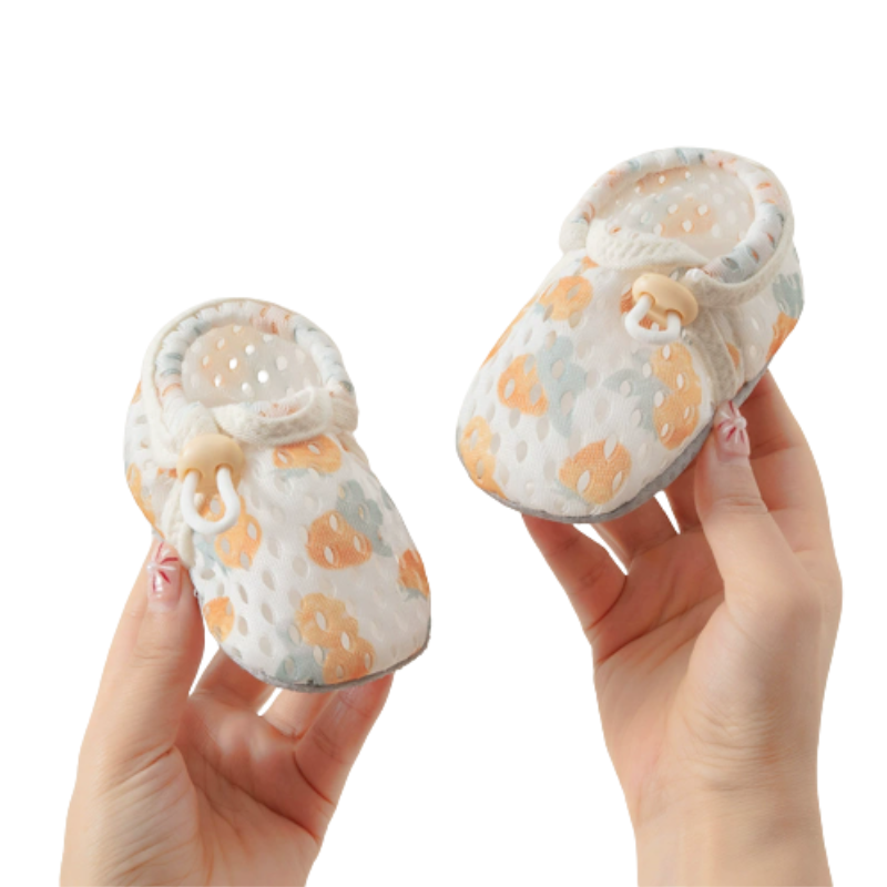 Chaussures bébé motif fraise, légères et respirantes
