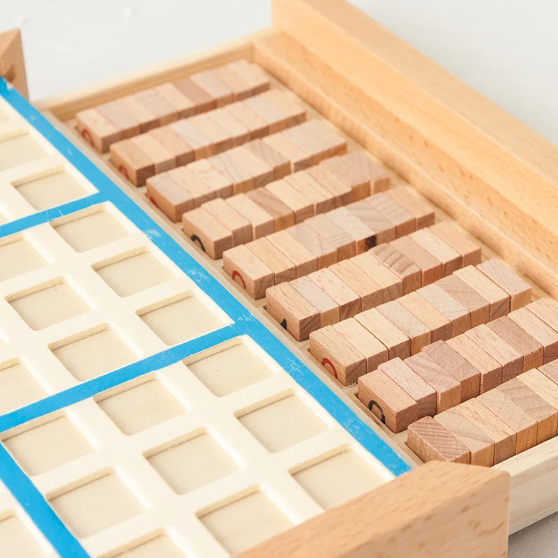 Gros plan sur les pièces numérotées du sudoku en bois