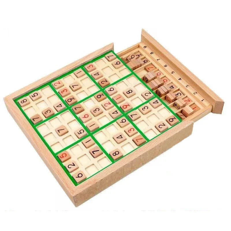 Sudoku en bois vert avec pièces numérotées bien rangées