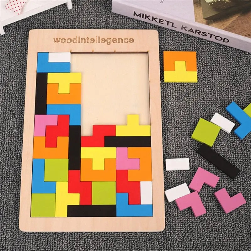 Puzzle Tangram en bois avec pièces colorées assemblées