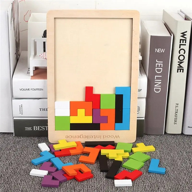 Enfant jouant avec un Tangram en bois sur une table