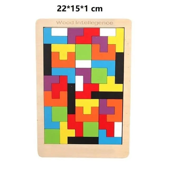 Pièces de Tangram en bois dispersées sur une surface