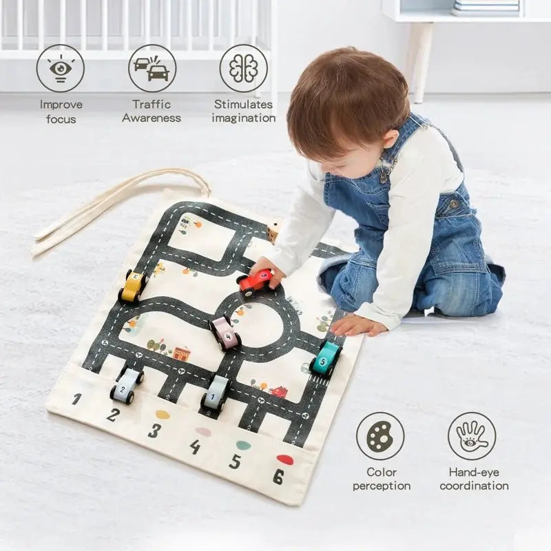 Tapis de jeu avec routes et voitures en bois colorées