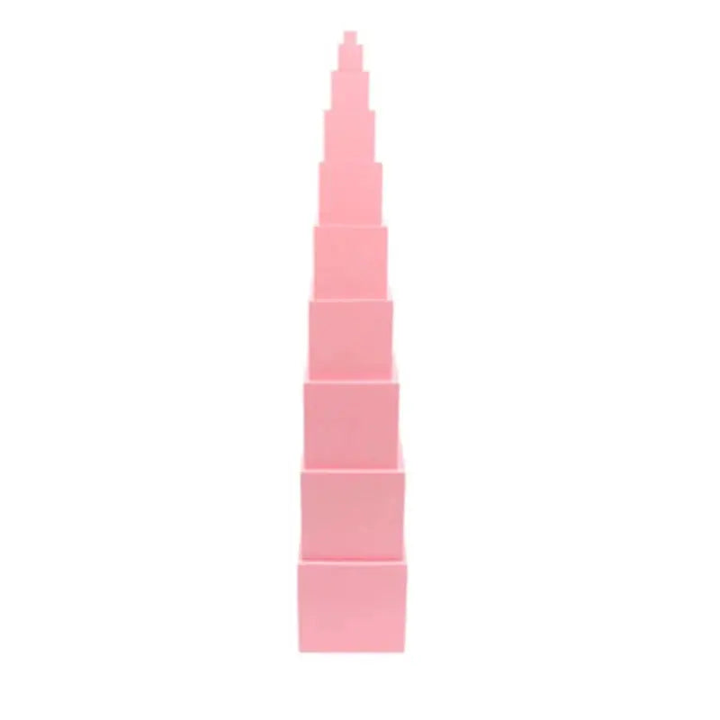 Enfant manipulant les cubes de la Tour Rose