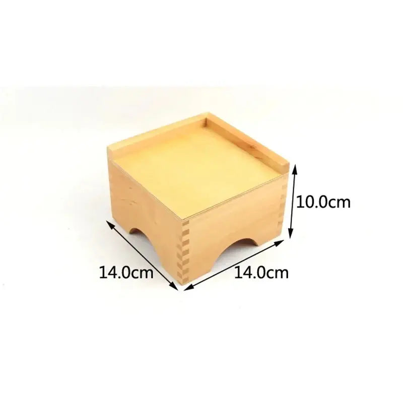 Main d'enfant empilant les cubes de la Tour Rose