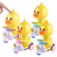 Enfant jouant avec le jouet canard sur le sol