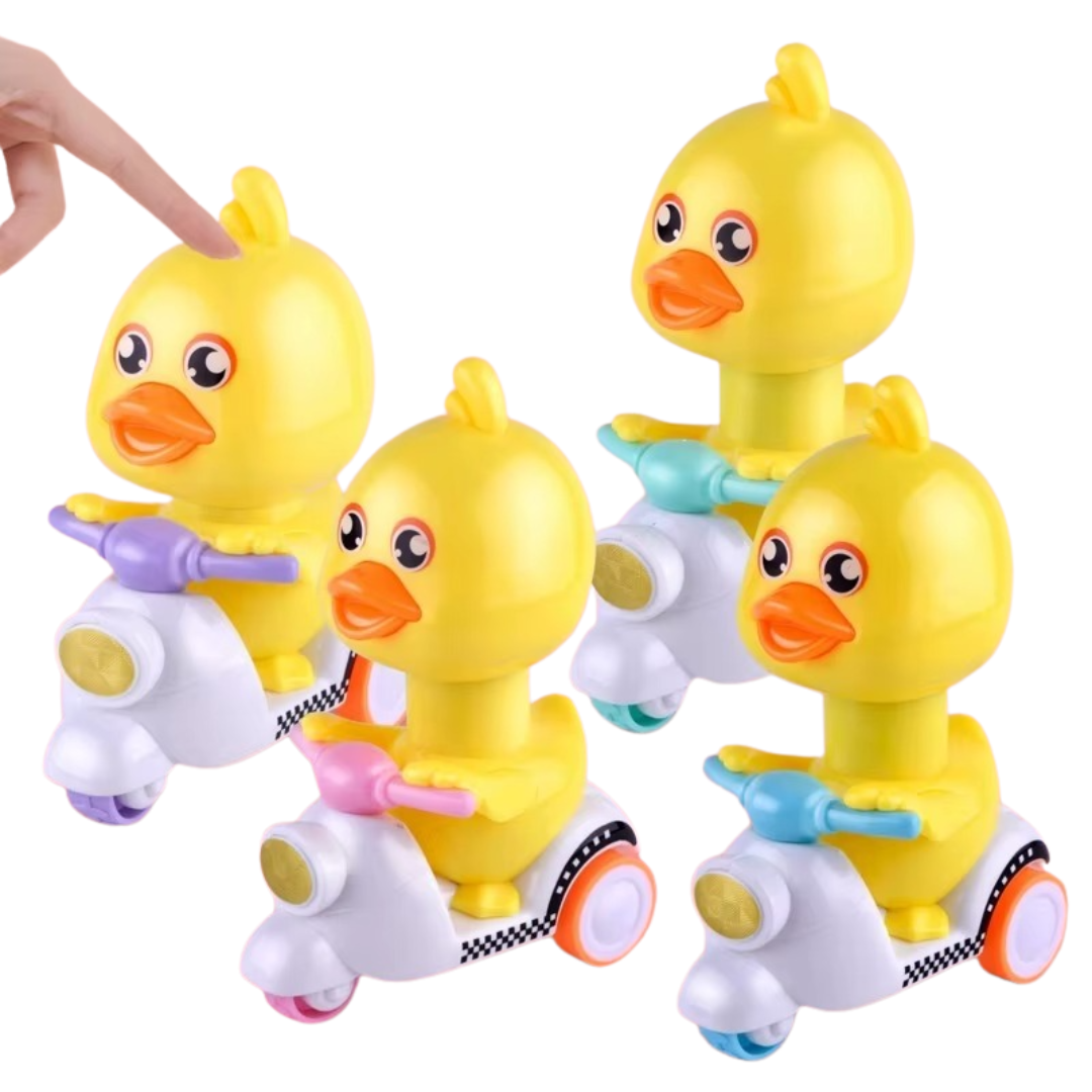 Enfant jouant avec le jouet canard sur le sol