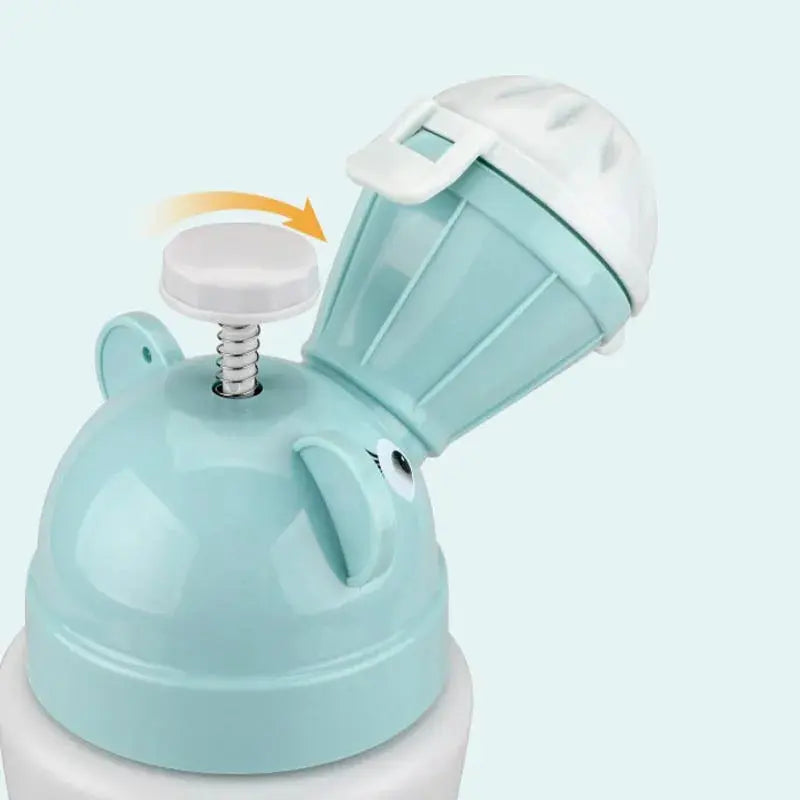 Vue de côté d'un urinoir compact pour enfants