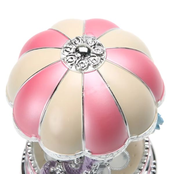 Zoom sur les motifs lumineux de la veilleuse mauve