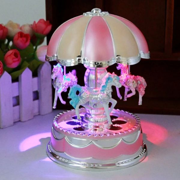 Veilleuse musicale rose et blanche allumée sur une table