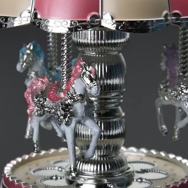 Détail du socle de la veilleuse musicale avec motifs étoilés