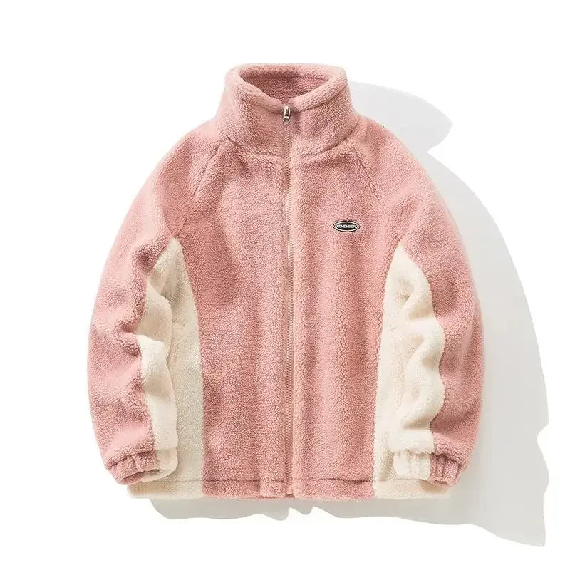 Détail de la texture douce de la veste rose