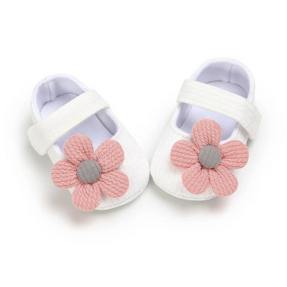 Chaussures bébé blanches ornées de fleurs