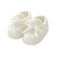 Chaussons bébé tricotés blancs, texture douce visible
