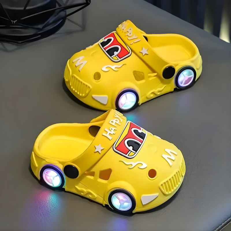 Chaussons voiture jaunes avec phares LED allumés