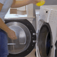 Animation montrant l'attrape-poils capturant des peluches