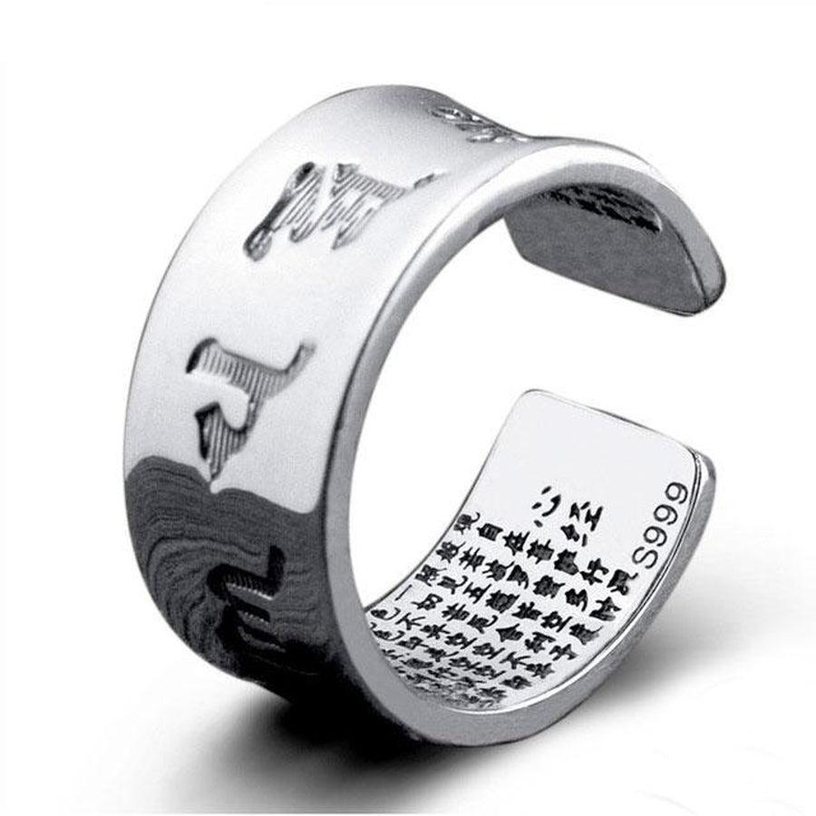 Vue de face de la bague en argent avec mantra gravé