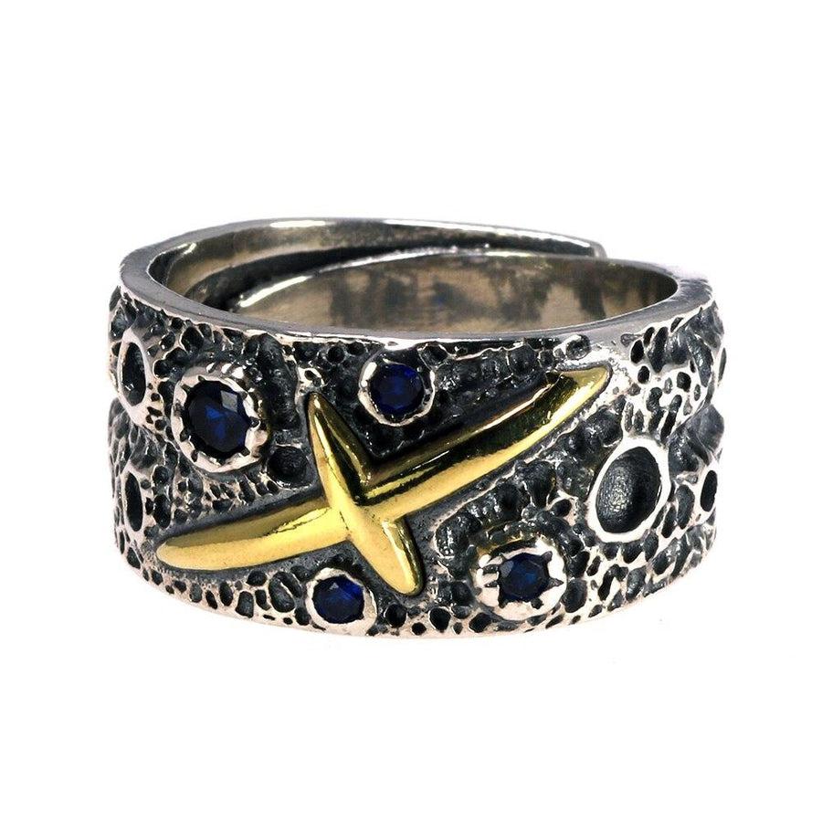 Zoom sur les pierres bleues serties sur l'anneau en argent