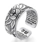 Anneau en argent avec fleur de lotus gravée sur le dessus