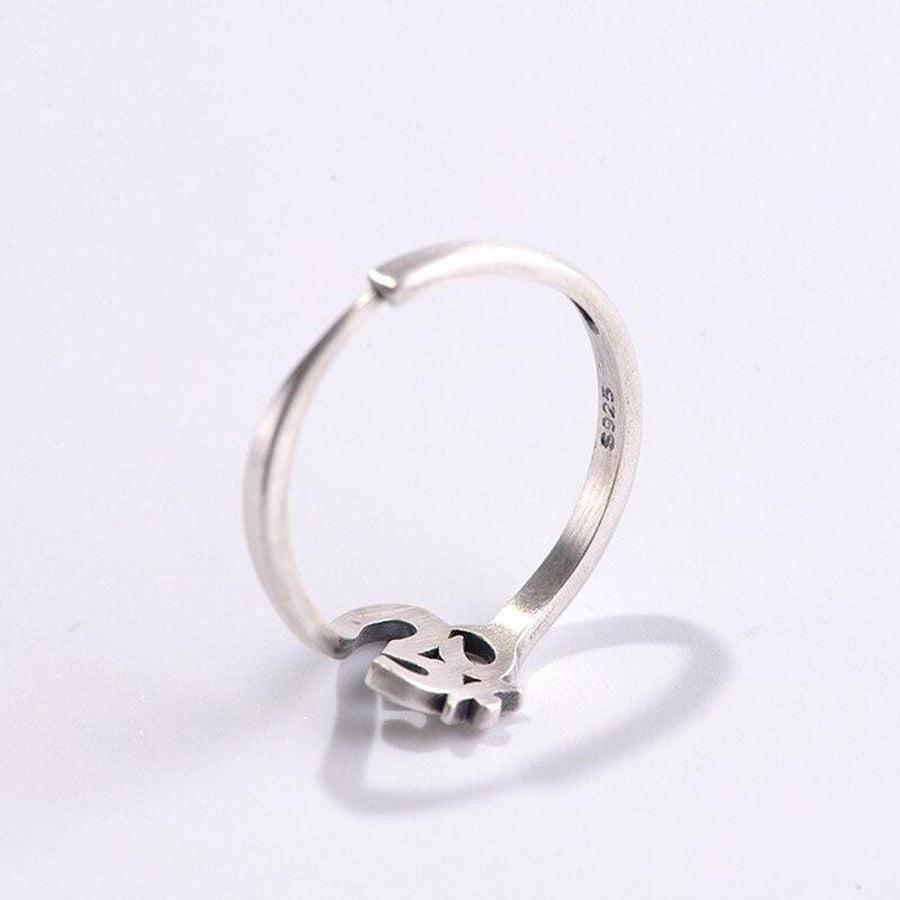 Bague en argent avec symbole Om vue de côté