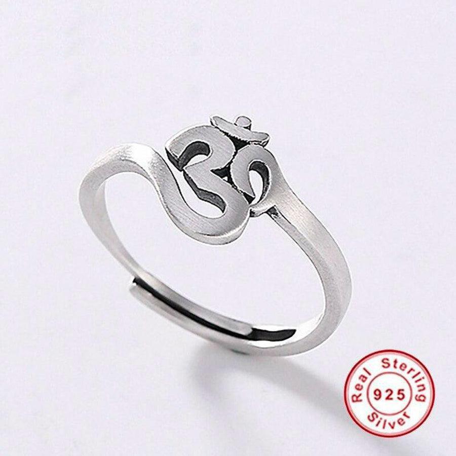 Bague Om en argent sur fond neutre, vue complète