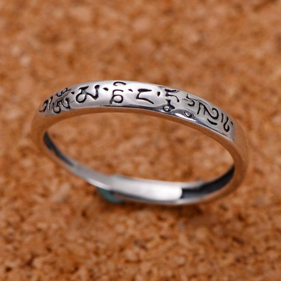 Bague en argent avec gravure du mantra bouddhiste