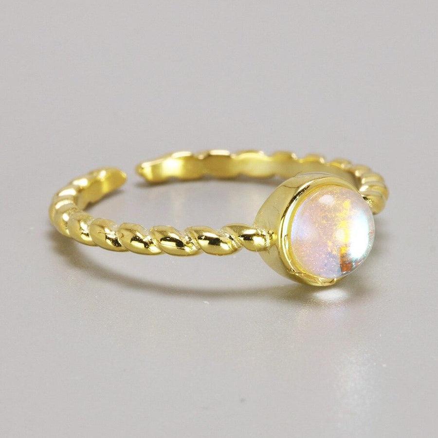 Vue rapprochée de la pierre de lune sur la bague