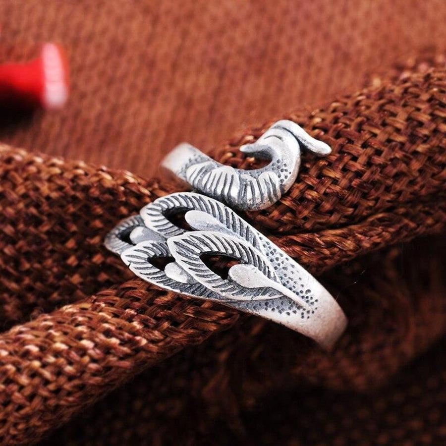 Bague phénix en argent, vue d'ensemble sur fond neutre