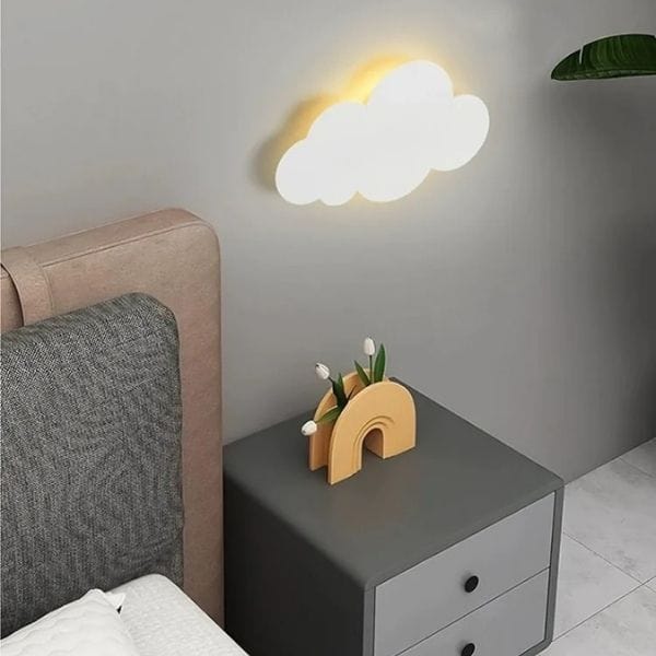 Applique nuage LED installée sur un mur blanc