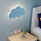 Applique murale LED nuage allumée dans une chambre