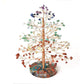Arbre de vie avec pierres colorées alignées pour les chakras