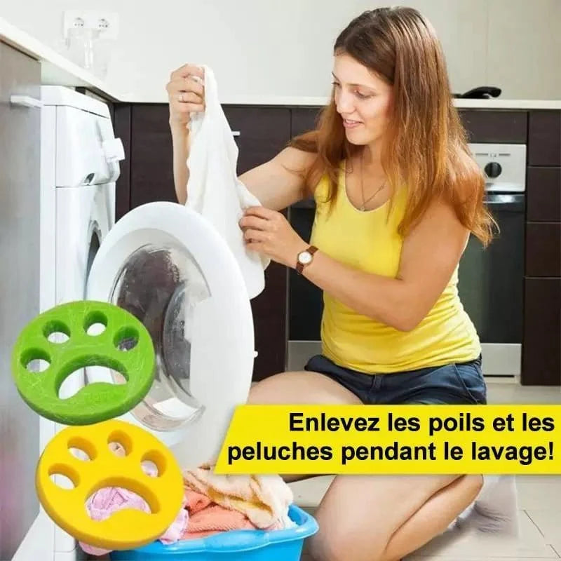 Attrape-poils en silicone posé sur des vêtements propres