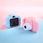 Vue rapprochée de l'appareil photo rose, boutons accessibles