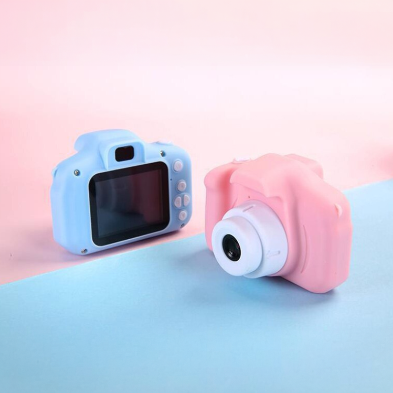 Vue rapprochée de l'appareil photo rose, boutons accessibles