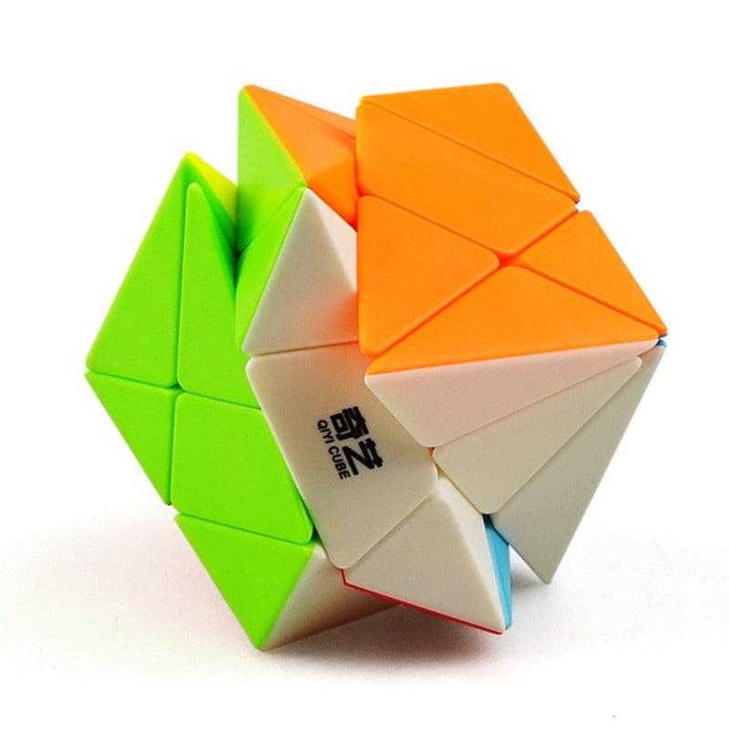 Cube Axis avec mécanisme interne visible, en position partiellement résolue