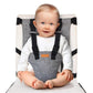 Gros plan sur le harnais et les sangles d'une chaise haute portable