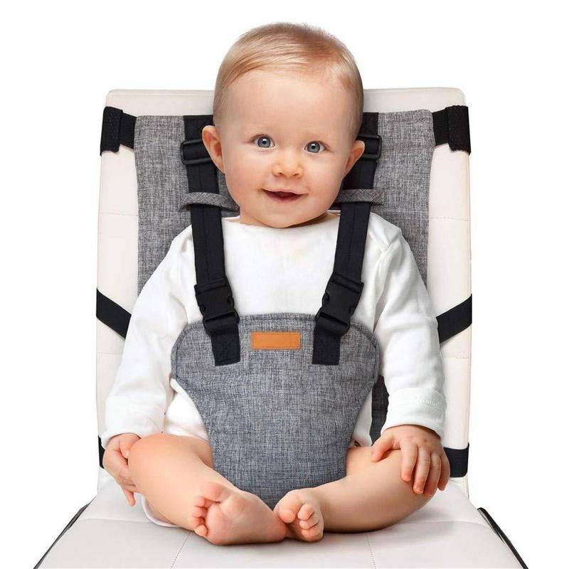 Gros plan sur le harnais et les sangles d'une chaise haute portable