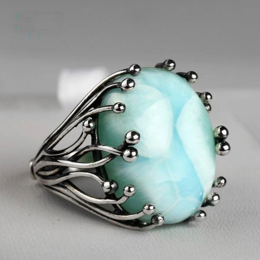 Gros plan sur la pierre bleue de Larimar sertie