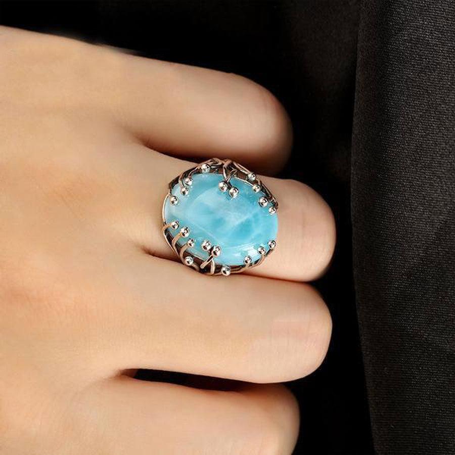 Pierre de Larimar bleue sur bague en argent, vue dessus