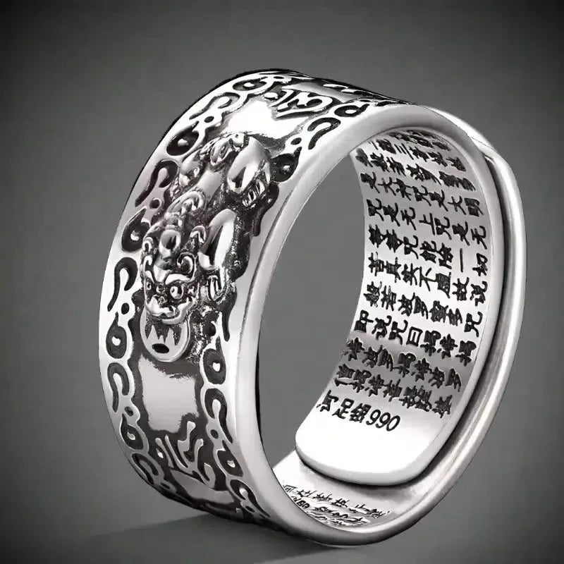 Détail de la gravure sur bague ajustable en argent poli