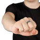 Vue rapprochée de la bague en argent plaqué, texte sacré visible