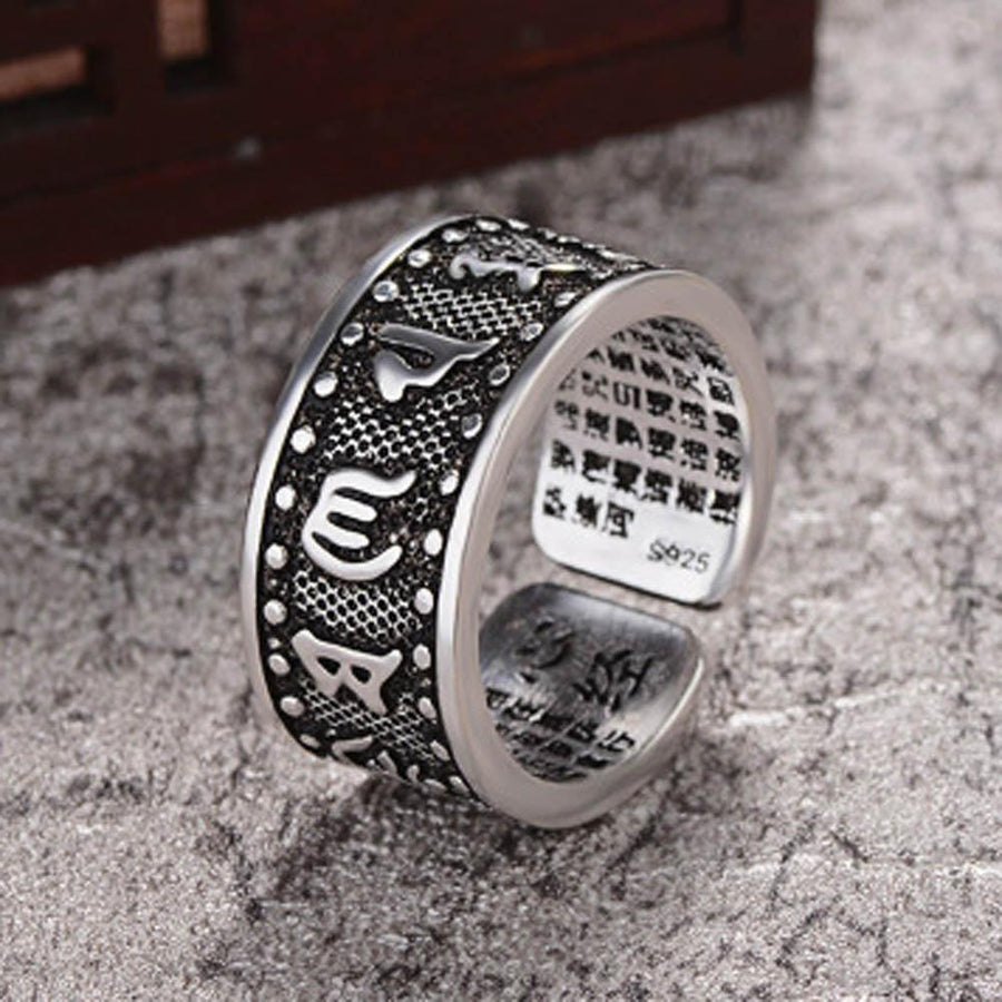 Bague bouddhiste montrant les détails du mantra